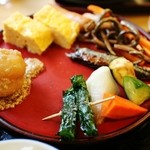 本家伴久 - 出汁巻たまご・山菜・じゃがいも煮っ転がし・紫蘇巻(2013.Jul)