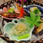 本家伴久 - 前菜（生じゅんさい・長芋・海老ゆかり焼き・ゆばよせ・稚鮎山椒焼煮・梅水晶和え・おくら枝豆あえ・音川豆腐）(2013.Jul)