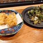 角打ち割烹 三才 - 葉ゴールドラッシュと新玉葱のかき揚げと山菜の天ぷら