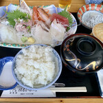 Amimoto Isoryouri Haruhiramaru - お刺身定食。¥2090？
