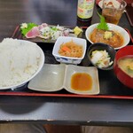 那須 - カツオのたたきと鯖味噌の 定食 900円