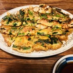 韓国風食堂 富味 - 表面がカリカリッとして美味しい「海鮮チヂミ」