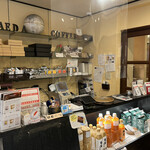 Maeda Kohi - レジの周りは喫茶店らしくコーヒーやドレッシングを販売中(*´艸`*)♡