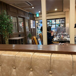 Maeda Kohi - 店内はゆったりとした造りでテーブルが広いのも嬉しいですね(^_-)-☆