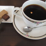 カフェハンズ - 左：プチスイーツ　デュオ　右：本日のコーヒー