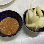 ゆたか食堂 - 塩辛とセロリ浅漬け