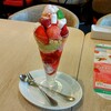 デニーズ - あまおう苺とピスタチオのシューサンデー　1490円