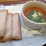 みのりカフェ - 岩手県産すずこまトマトと干し野菜のスープ＆黒米パンセット　550円。