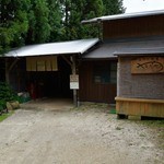 十割蕎麦と岩魚 やまだや - 道路からの店舗（玄関は裏にあります）