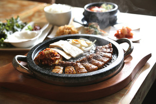 KOSF Korea Seoul Food - 【新メニュー】鹿児島産豚サムギョプサルステーキ160g　単品980円(税込)　KOSF定番のソースも一品！是非食べてみてください！