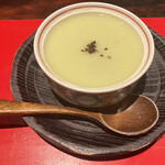 賛否両論 - 白キクラゲと白魚の茶碗蒸し、よもぎの生麩入り
      そら豆の刷り流し