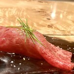 鉄板焼 grow - イチボの炙り寿司