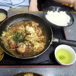 Kougyokubo Shokudou Meshi Shinchan - 唐揚げ煮込み定食￥1240 大きなフライパンごと提供されてインパクト抜群。