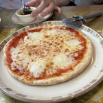 サイゼリヤ - マルゲリータにオリーブアンチョビかけます。