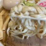 二代目高橋商店 - 麺は、平打ち縮れ麺太い！