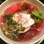 Gokokutei - 食べラからの投稿。
                        冷麺。
                        スープの色、ピンクなんですけどーーー‼
                        
                        キムチが薔薇みたいで可愛い♡