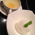 Gokokutei - 食べラからの投稿。
                        ココナッツアイスクリームと、韓国茶(ゆず)
                        