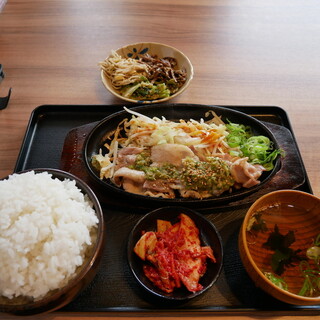 焼肉丼とスンドゥブ 炭火のくいしんぼう_0