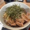 Oreno Soba - 大量の刻み海苔で見にくいが、この下に白ネギのスライスと白ゴマ、そして甘辛く煮付けた牛肉という、「ラー油系肉そば」お約束のトッピングとなっている。