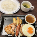 Suteki Gasuto - ワンコインハンバーグ デミグラスソース+炭焼き風チキングリル+ソーセージ+目玉焼き+ライス•スープバーセット ¥500+¥200+¥100+¥100+¥300-