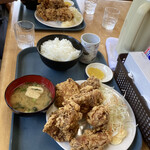 うどんと丼 ふる里 - から揚げ定食（普通）　¥990