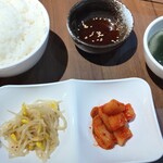 Yakiniku Seiki - 定食についてくるものたち ライス大はかなりの量