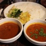 スパイスカフェ - ラッサム(右)、海老カレーアップ