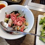 USHIHACHI - 取り分けた牛とろユッケいくら丼 美味