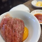 USHIHACHI - 名物 とろ肉3秒炙り 店員さんが焼いてくれる
