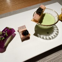 Metis 六本木 - アミューズ1：水茄子と豊後アジのタルティーヌ、和牛タンとフォアグラのルクルス、加賀太キュウリとアーモンド 牛乳のスープ、ウナギの燻製 キャビア添え、白レバーのパテ 蜜柑のジュレ