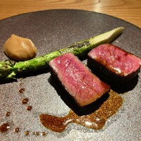 Metis 六本木 - 肉料理：熊本県産プレミアム黒樺牛 BMS12" クリミ” の薪焼き 山形県産アスパラガス