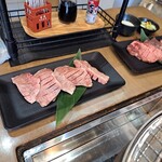 牛タンの店 赤間精肉店 - 左側たんトロ　　右側牛たん　