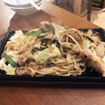 梅の郷 美人豚 - ホルモン焼きそば638円。熱々で湯気がすごいです