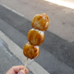 宝亭 - 金ゴマ団子しょうゆ味400円