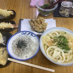 純手打ち讃岐うどん 蓮 - 温　あつあつうどん（大）とじゃこめしと天ぷらの単品（2023年5月4日撮影）