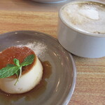 Cafe&restaurant Ekoi - Ekoiオリジナルプリン（ランチに＋250円)、ほうじ茶ラテ（ランチに＋300円）