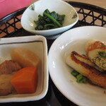 Cafe&restaurant Ekoi - 小鉢はレジのガラスケースに並んだ4種類から3種類選べます