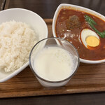 スープカレー屋 鴻 - スープ赤ハンバーグ辛さ2倍とオッシー