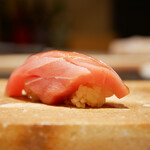Sushi Itsutsu - ◇中トロ
                        飾り包丁で馴染みは極めて良く、切り口からは醤油を作用。