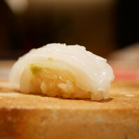 鮨 いつつ - ◇白イカ
                    口内に吸い付くようなやわらかな身の馴染みから、塩と酢橘が輪郭を与えて早期に一体となる。 ほのかに感じるやや粗めの塩の粒が身のおいしさを刺激。