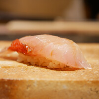 鮨 いつつ - ◇金目鯛
                    直前に醤油を塗って皮目を炙ったもの。 口に入る瞬間から溢れる芳ばしさ！そのまま身質の旨味をシャリが押し上げ、コンパクトながら旨さの際立つ一貫！