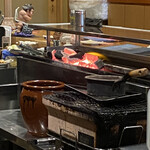 とり喜 - スタート前の炭。この後、開始直前に手前の網下に入れる炭と焼き台に火のおこり具合でグラデーションつけるものとに分けられ、調整されていました