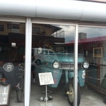 とすのとんかつ きむら - 三輪車も二台展示中です。