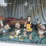 とすのとんかつ きむら - お子様用乗車できる機関車の階段下には童話の品々が・・・