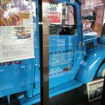 とすのとんかつ きむら - エントランスには懐かしい車も展示中・・・