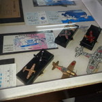 とすのとんかつ きむら - U＾ェ＾Uが座ったテーブル席には小さな飛行機模型が・・・