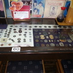 とすのとんかつ きむら - カウンター席・・・・古銭いろいろ。