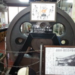 とすのとんかつ きむら - D-51の動輪が陳列されてます。