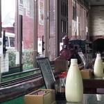 とすのとんかつ きむら - 場内アナウンスとともに義経号ととんかつがご登場。