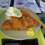 とすのとんかつ きむら - 辛子とマヨネーズを乗せました。